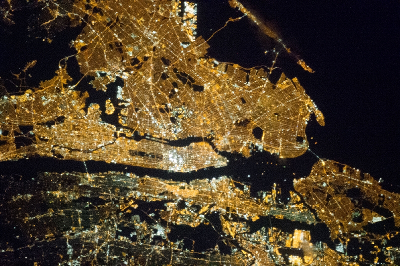 New-York-City-през-нощта-от-космоса